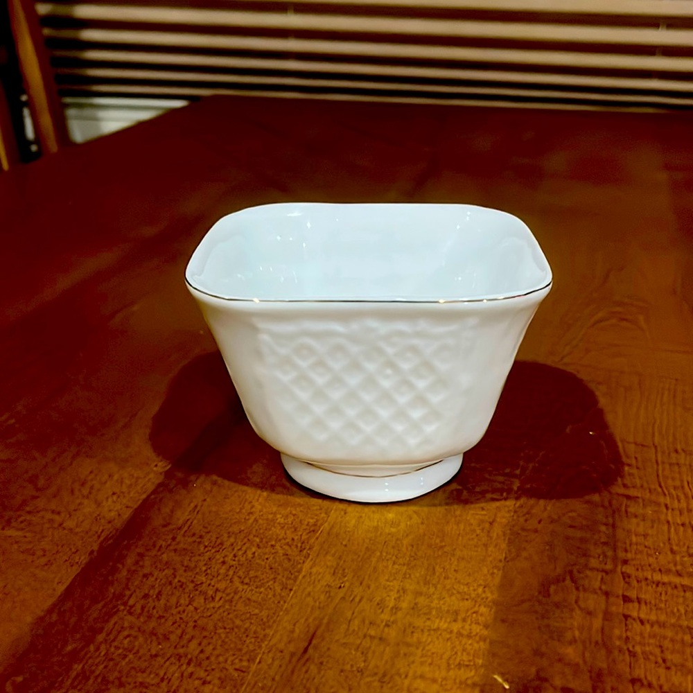 Vintage Sealed Cambridge Porcelain White Centerpiece Bowl Chips Nuts Etc.